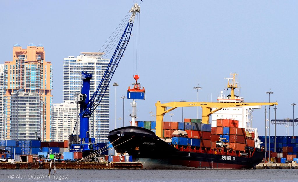 سفينة شحن البضائع ’إيجن مون‘ ميناء ميامي