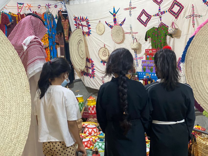 المقتنيات الشعبية تستقطب الأطفال وكبار السن في مهرجان تمور وادي الدواسر