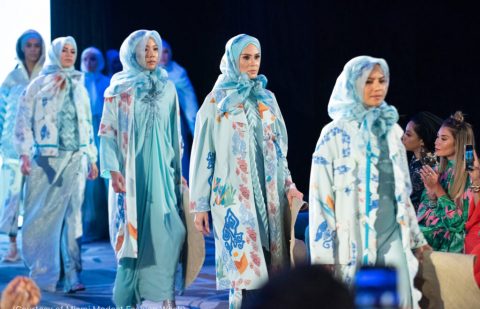 عارضات أزياء يسرن على المدرج مرتدين تصميمات المصممة جيني تجاياواتي في أسبوع الأزياء المحتشمة في ميامي 2019. (© Courtesy of Miami Modest Fashion Week)