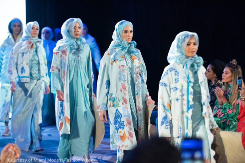 عارضات أزياء يسرن على المدرج مرتدين تصميمات المصممة جيني تجاياواتي في أسبوع الأزياء المحتشمة في ميامي 2019. (© Courtesy of Miami Modest Fashion Week)
