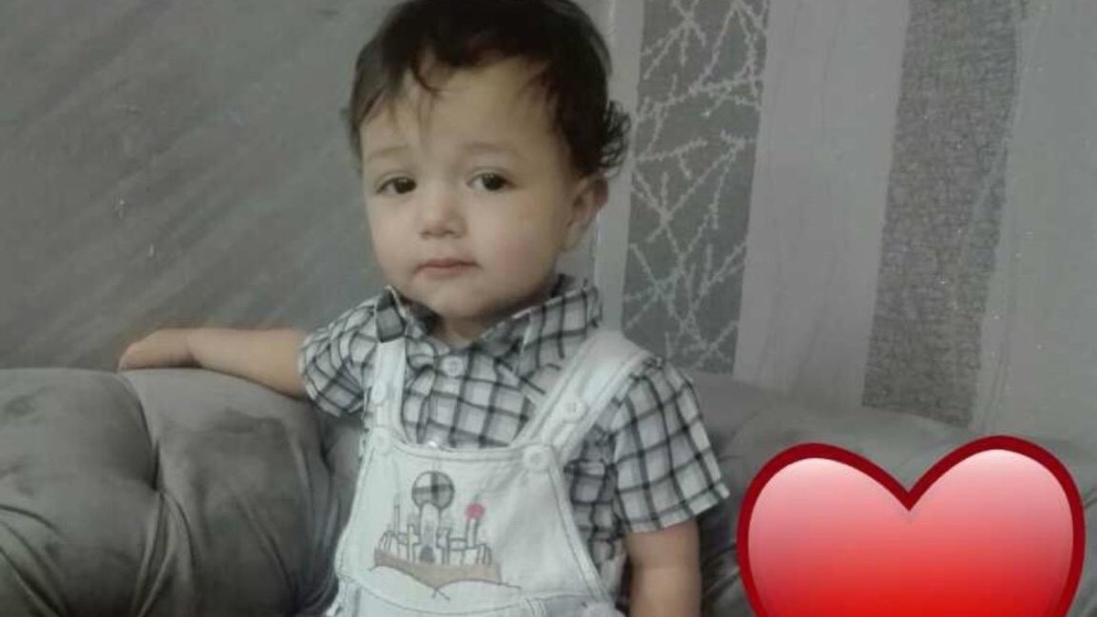 الطفل علي الزهراني فقد أمه وأخته وجدته في الحادث