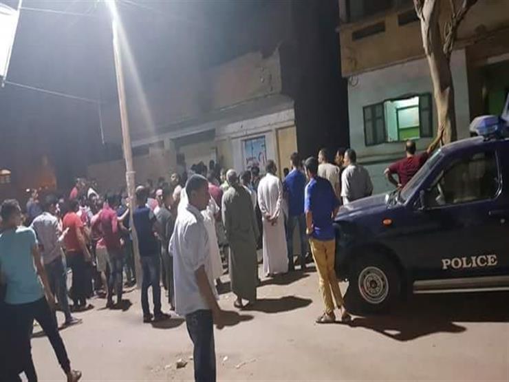 الأهالي يحتشدون أمام المنزل الذي وقعت فيه المذبحة