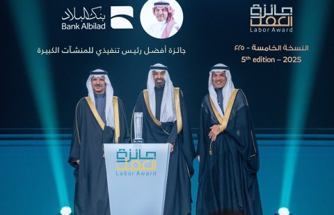 الرئيس التنفيذي لبنك البلاد يحصد جائزة أفضل رئيس تنفيذي للمنشآت الكبيرة