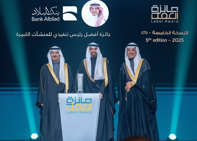 الرئيس التنفيذي لبنك البلاد يحصد جائزة أفضل رئيس تنفيذي للمنشآت الكبيرة