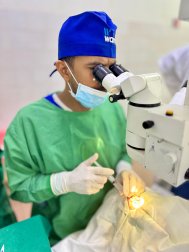الندوة العالمية تختتم القافلة الثانية عشرة لجراحة العيون في الكاميرون بإجراء 354 عملية جراحية