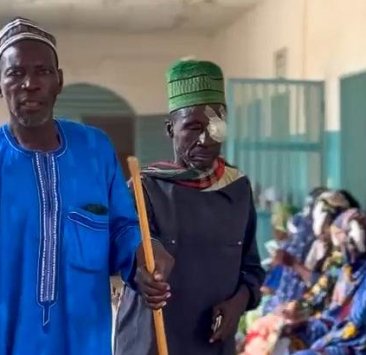 بعد سنوات من فقدان البصر.. قافلة الندوة العالمية تعيد الأمل لمزارع في الكاميرون