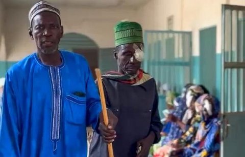 بعد سنوات من فقدان البصر.. قافلة الندوة العالمية تعيد الأمل لمزارع في الكاميرون
