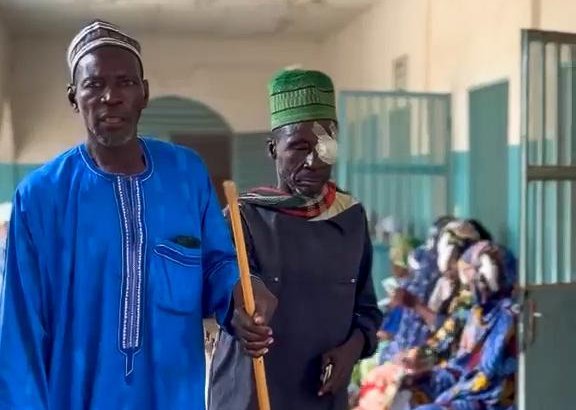 بعد سنوات من فقدان البصر.. قافلة الندوة العالمية تعيد الأمل لمزارع في الكاميرون