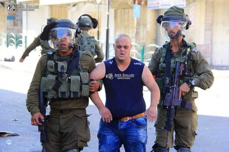 جنود الاحتلال خلال اعتقالهم الشاب قبل كسر ذراعه