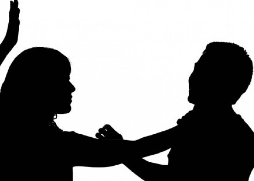 واقعة ضرب زوجة لزوجها بالمكنسة تتصدر تويتر