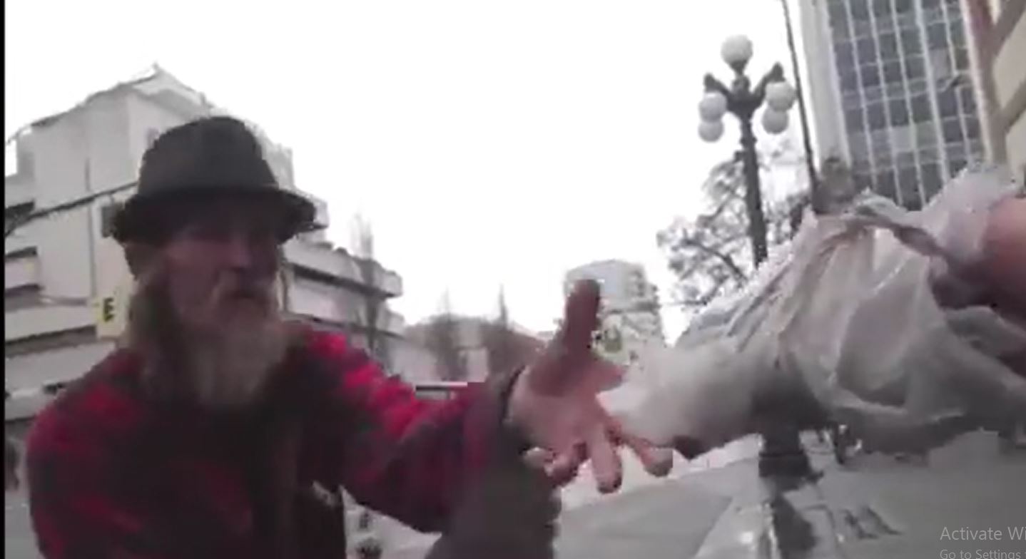 لقطة من مقطع الفيديو في شوارع كندا