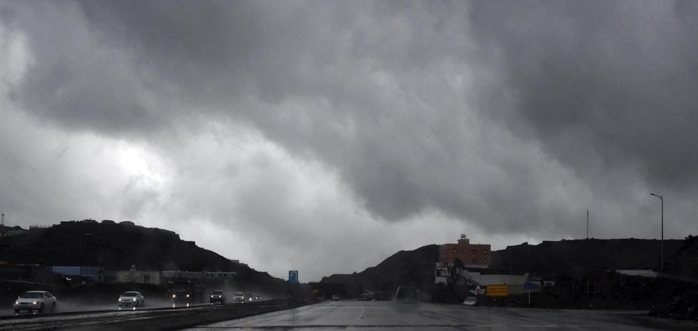 طقس اليوم وتوقعات بأمطار رعدية ورياح مثيرة للأتربة