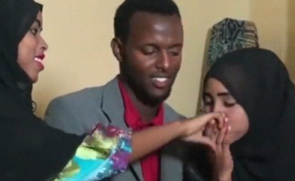 الشاب الصومالي وزوجتاه