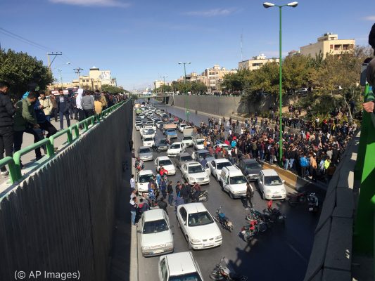 السيارات تغلق أحد الشوارع خلال احتجاج يوم 16 تشرين الثاني/نوفمبر ضد ارتفاع أسعار البنزين في مدينة أصفهان بوسط إيران. (© AP Images)