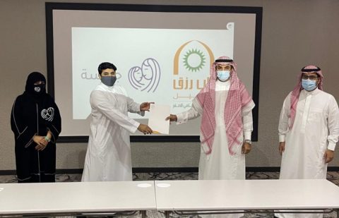 باب رزق جميل يدعم تطبيق (حاضنات الأطفال جليسة)