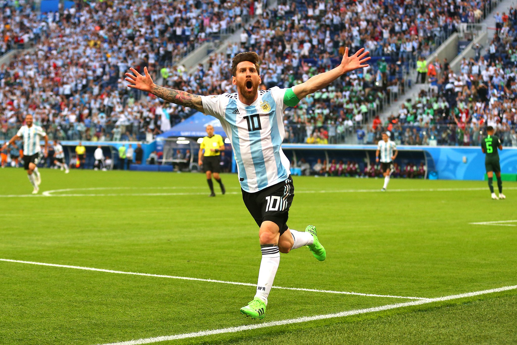 ميسي يحتفل بالهدف 100 في الملعب 100