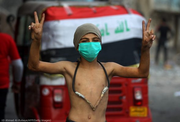 صبي يحتج في بغداد في 29 تشرين الثاني/نوفمبر. (© Ahmad Al-Rubaye/AFP/Getty Images)