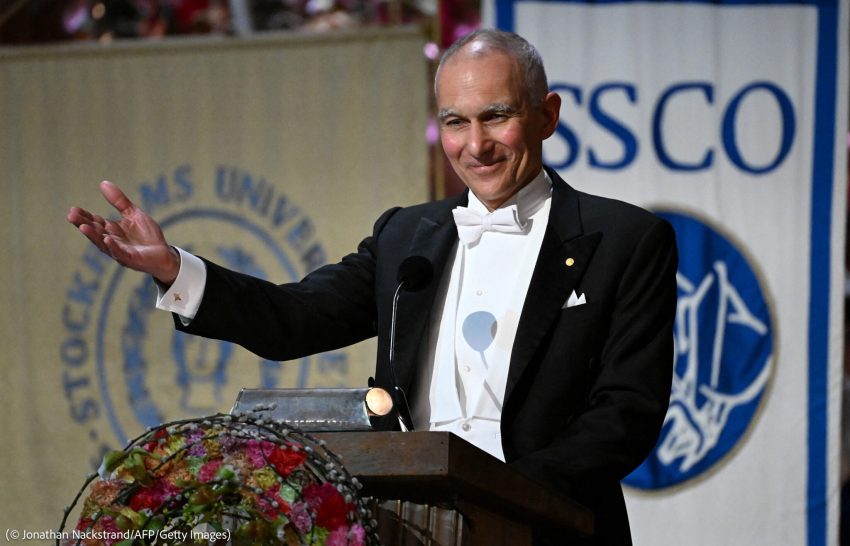 كيف يصف الفائز إحساسه عند إلقاء خطاب قبول جائزة نوبل؟