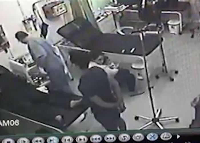 الطبيب يعاين المريض قبل الاعتداء عليه