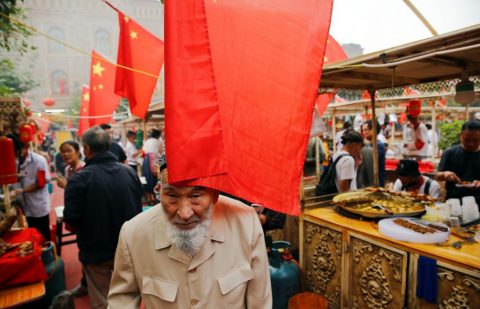 الأعلام الوطنية الصينية ترفرف فوق سوق مدينة كاشغار القديمة، في شينجيانغ، في 6 أيلول/سبتمبر 2018. (© Thomas Peter/Reuters)