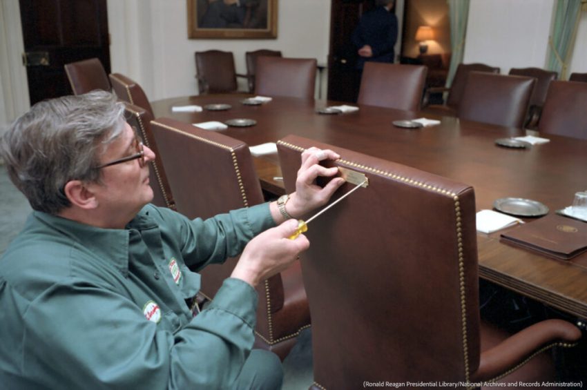 نقل الأثاث والأمتعة هو اليوم الأول لمباشرة الرئيس الأميركي مهام العمل