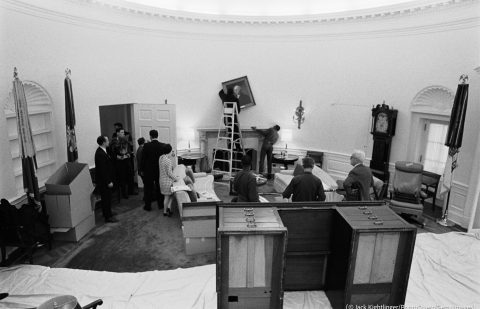 نقل الأثاث والأمتعة هو اليوم الأول لمباشرة الرئيس الأميركي مهام العمل