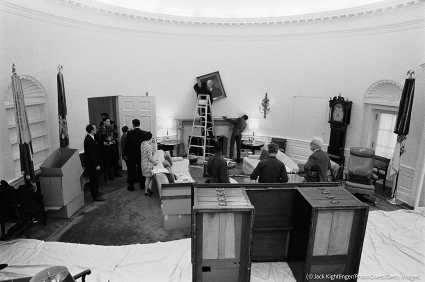 نقل الأثاث والأمتعة هو اليوم الأول لمباشرة الرئيس الأميركي مهام العمل