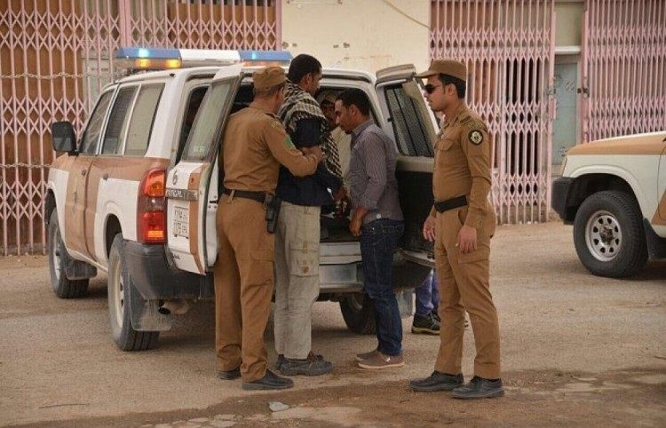 لحظة توقيف مخالفين لأنظمة العمل والإقامة