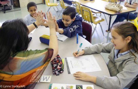 خمس الأميركيين يتحدثون ثلاث لغات في المنزل.. تشمل العربية