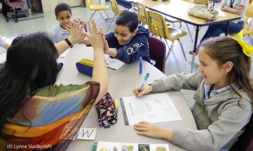 خمس الأميركيين يتحدثون ثلاث لغات في المنزل.. تشمل العربية