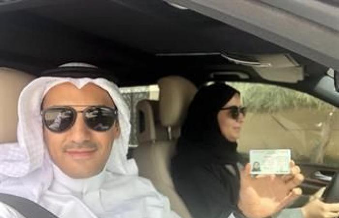 مواطنة توصل زوجها بالسيارة إلى عمله