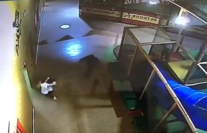 بيلي بيز ترد على محاولة تحرش موظفيها بأطفال