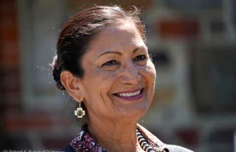 أول أميركية من السكان الأصليين تشغل منصبًا وزاريا في الحكومة الأميركية