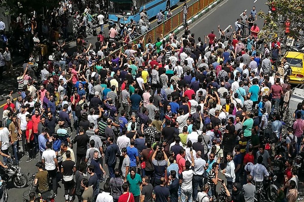 إيران تواجه  الاحتجاجات بالرصاص وحظر التجوال