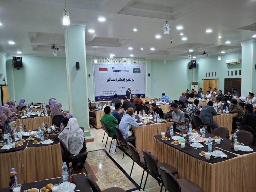 الندوة العالمية تقيم إفطارًا جماعيًا للمؤسسات والمنظمات المجتمعية في إندونيسيا