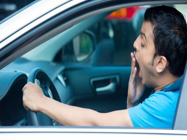 النوم اثناء قيادة السيارة، الشعور بالنعاس اثناء القيادة. النوم في السيارة