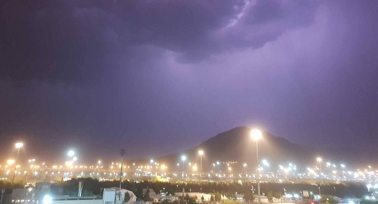 أمطار غزيرة تسبق الحجاج إلى عرفات وتوقعات باستمرارها