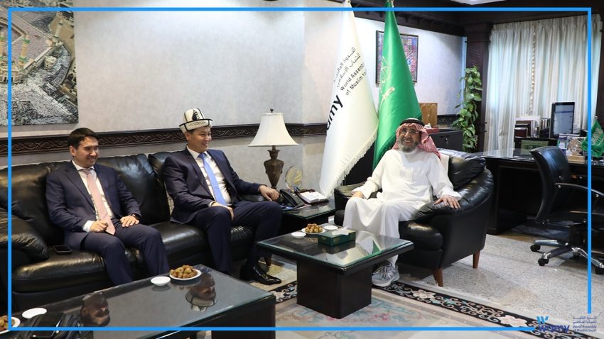 جمهورية قرغيزيا تكرم الندوة العالمية وتمنحها درع فخامة رئيس الوزراء تثمينا لجهودها في خدمة الشعب القرغيزي