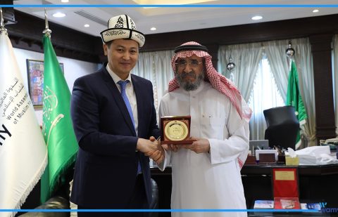 جمهورية قرغيزيا تكرم الندوة العالمية وتمنحها درع فخامة رئيس الوزراء تثمينا لجهودها في خدمة الشعب القرغيزي