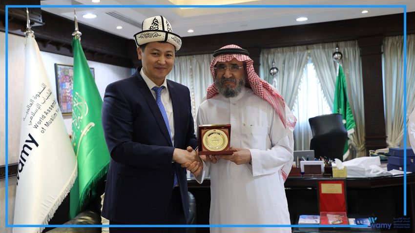 جمهورية قرغيزيا تكرم الندوة العالمية وتمنحها درع فخامة رئيس الوزراء تثمينا لجهودها في خدمة الشعب القرغيزي