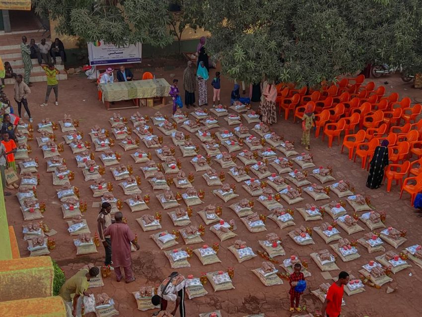 الندوة العالمية توزع مئات السلال الغذائية على الأرامل والأيتام في مالي