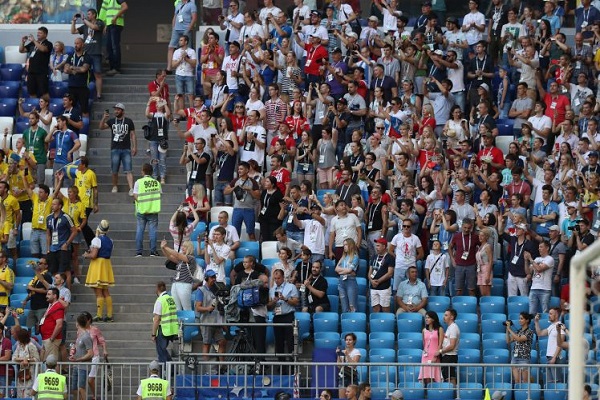 الصن: تقارير توضح سبب وجود مقاعد فارغة بالملعب هو قيام الجماهير الالمانية بشراء تذاكر مسبقاً بإعتقاد انها ستصل لنهائي المونديال.