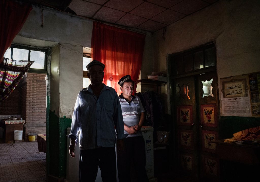 مراقبة الإيغور في الصين.. سجن مفتوح في شينجيانغ