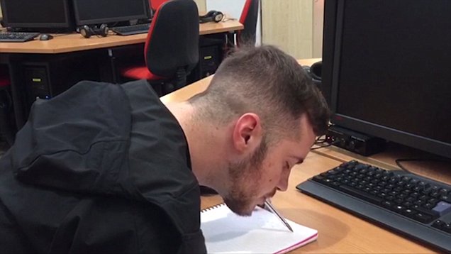 صحفي , يكتب باسنانه, ذوى الهمم