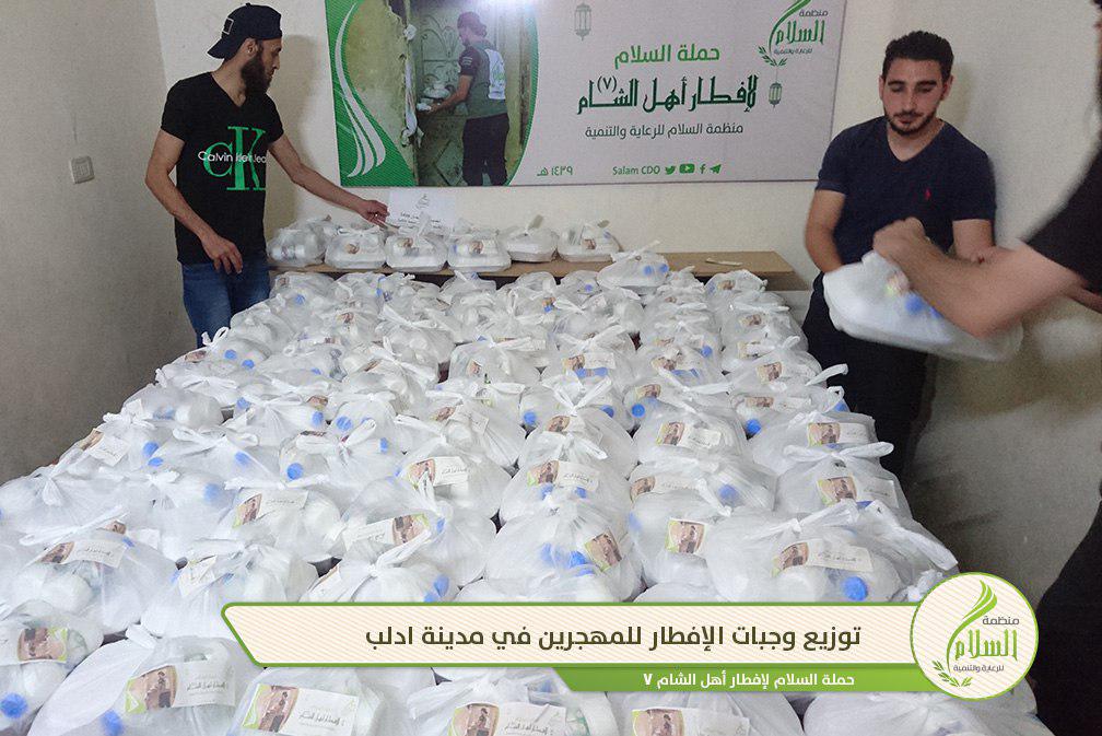 صورة نشرها الداعية العرعور لجهود إفطار المهجرين في ادلب( تويتر)