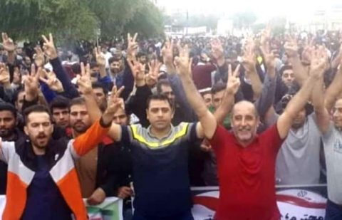 ماذا يختار العمّال الإيرانيون العمل دون أجر أو العقاب بالجلد إذا طالبوا بالأجور؟