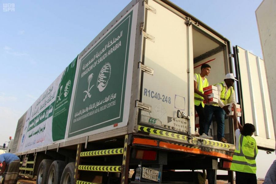 مركز الملك سلمان يوزع 2500 وجبة للحجاج اليمنيين بمنفذ الوديعة