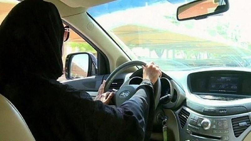 مرور تبوك يضبط مفحطا تنكر بزي نسائي