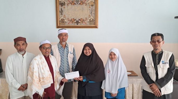 الندوة العالمية تُوزع منحًا دراسية على الأيتام المتفوقين في تايلاند